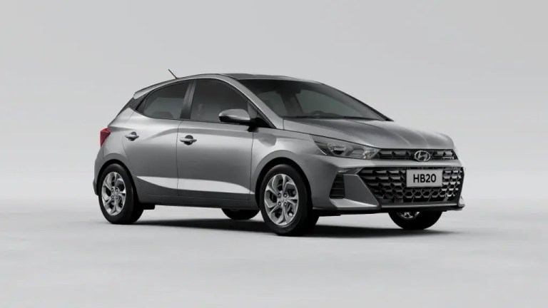 Hyundai HB20 Comfort 1.0 MT de cor prata na visão frontal em ângulo diagonal apresentado em fundo cinza.